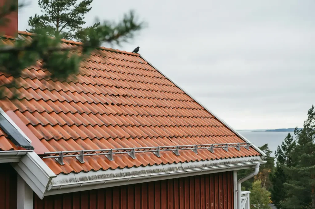 montering av taks kerhet och sn rasskydd p villa i smygehamn